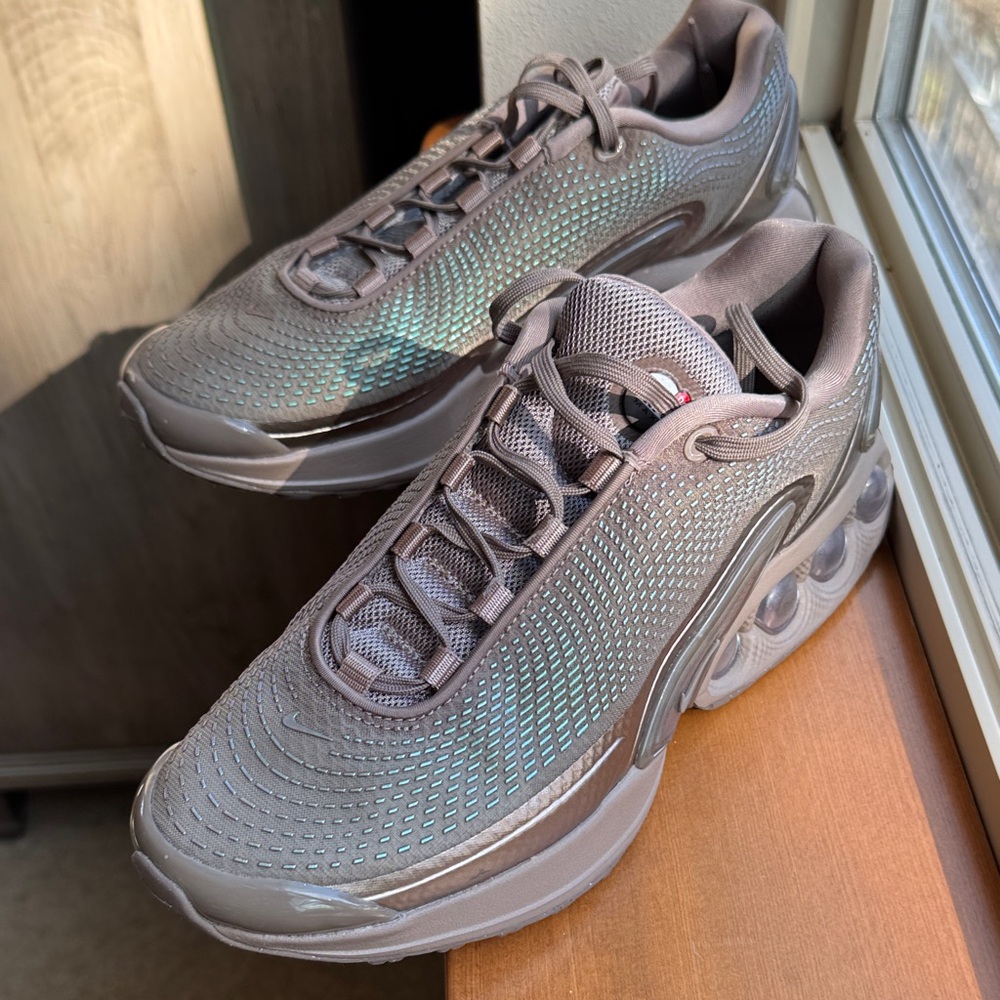 Nike Air Max Women’s 9.5 Iridescent Taupe Sneakers